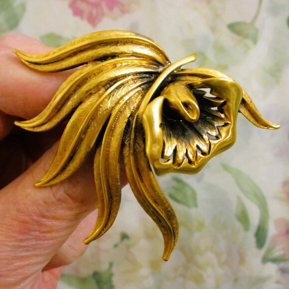 Vintage TORTOLANI Floral Brooch: 24K Gold Plated Flower & Leaf Jewelry - Picture 5 of 16